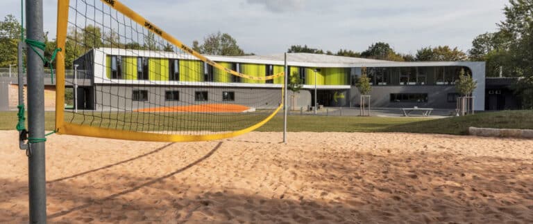 Volleyballfeld und Gebäude