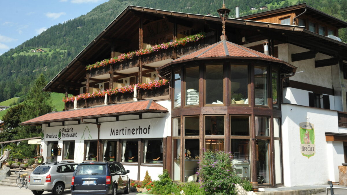 Martinerhof an der Hauptstraße