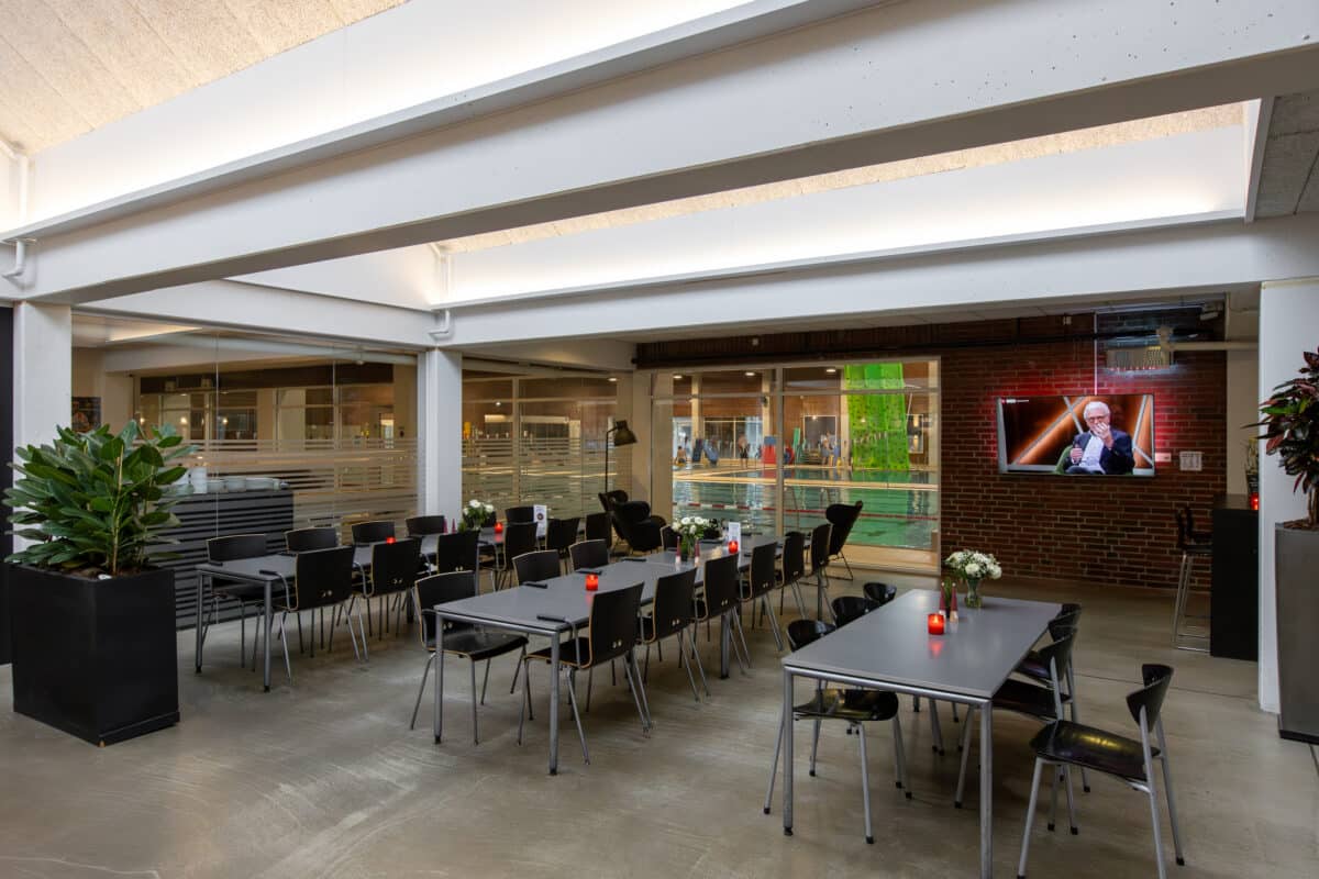 Sportscafe m svømmehal i baggrund