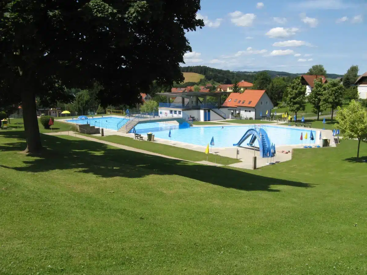 freibad-gnas-liegewiese-steiermark-jufa-hotels-scaled.jpg