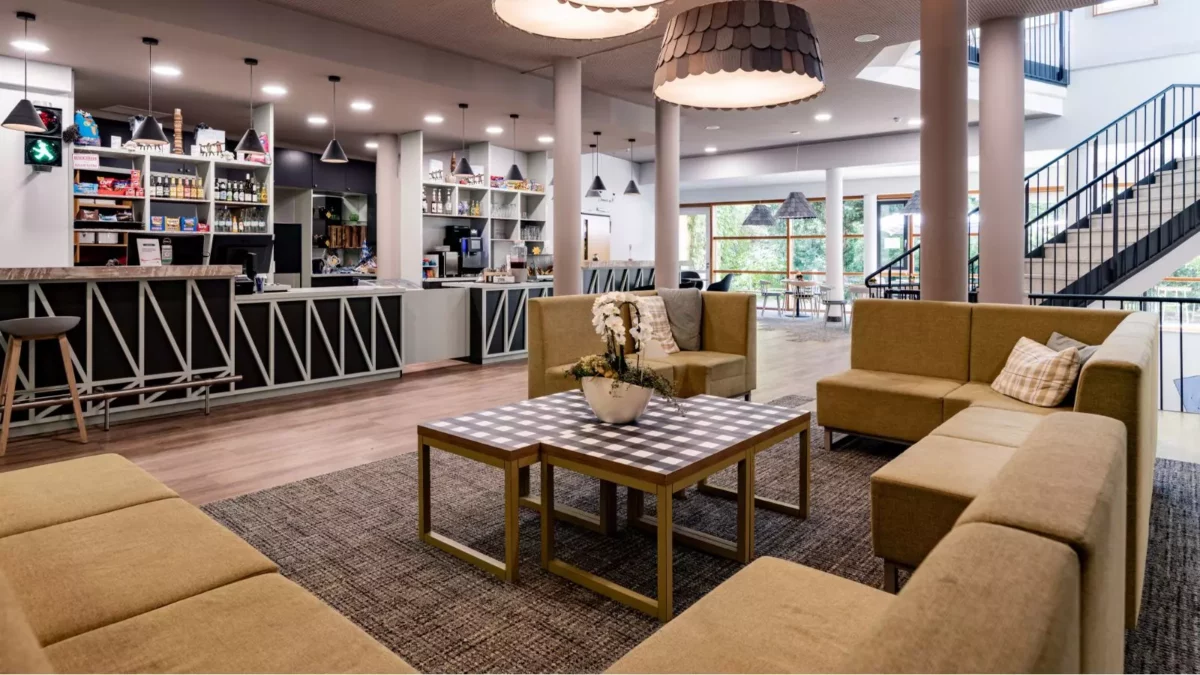 002_buehne_gross-webp