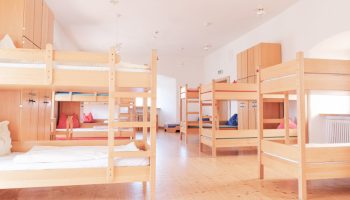 12-Bett-Zimmer_Burg.Bühnenbilder aktuell