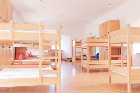 12-Bett-Zimmer_Burg.Bühnenbilder aktuell
