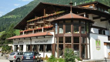 Martinerhof an der Hauptstraße