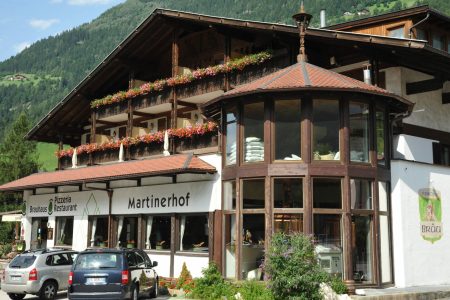 Martinerhof an der Hauptstraße