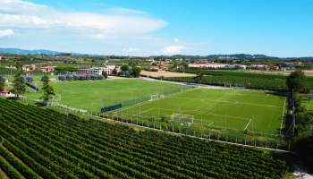 Die Sportanlage besteht aus drei top-gepflegten Großfeldern.