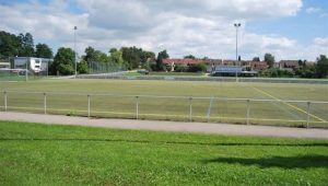 Es ist der Kunstrasenplatz des Trainingsgeländes zu sehen.