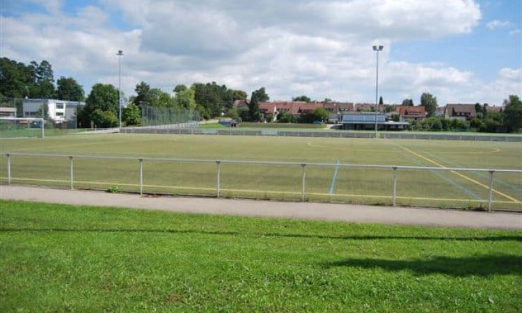 Es ist der Kunstrasenplatz des Trainingsgeländes zu sehen.