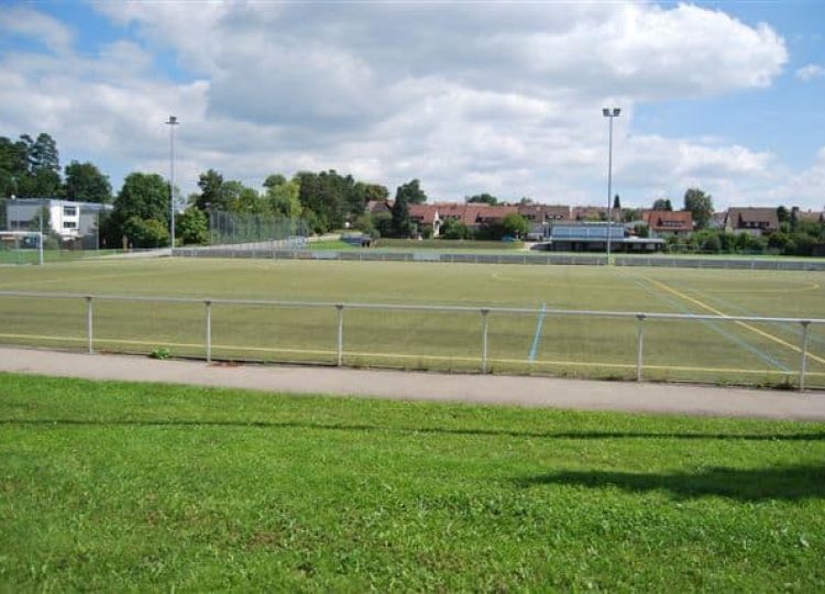 Es ist der Kunstrasenplatz des Trainingsgeländes zu sehen.