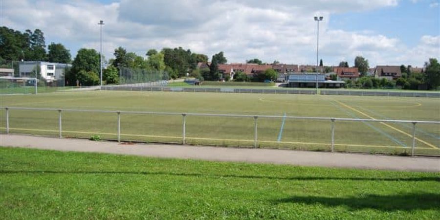 Es ist der Kunstrasenplatz des Trainingsgeländes zu sehen.