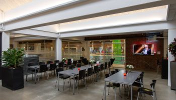 Sportscafe m svømmehal i baggrund