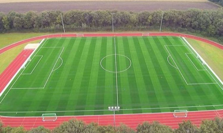 Ansicht des Kunstrasenplatz der Sportschule Emsland