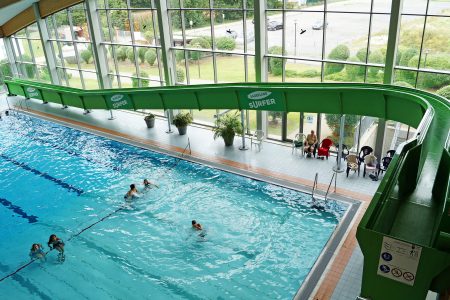 aquamagis-erlebnisbad-sportbecken-stehrutsche-sauerlandsurfer