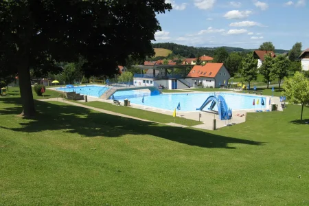 freibad-gnas-liegewiese-steiermark-jufa-hotels-scaled.jpg