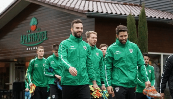 Fußballteam vor Apart Hotel