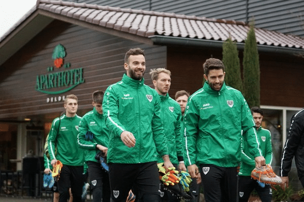 Fußballteam vor Apart Hotel