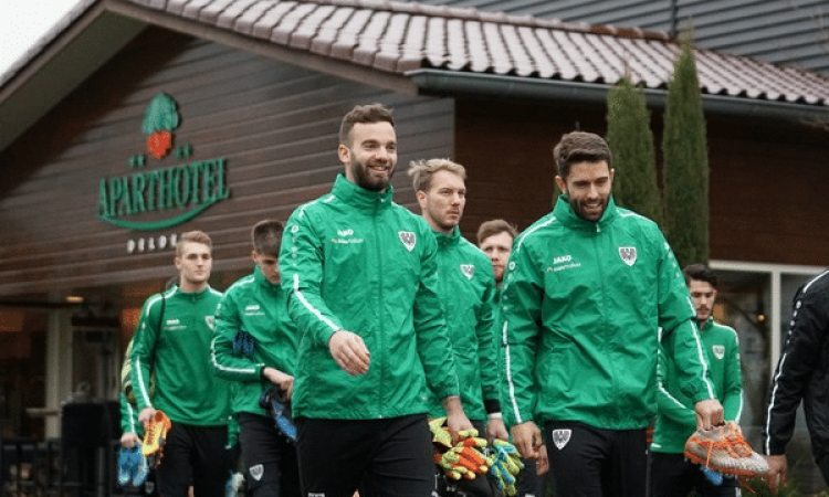 Fußballteam vor Apart Hotel