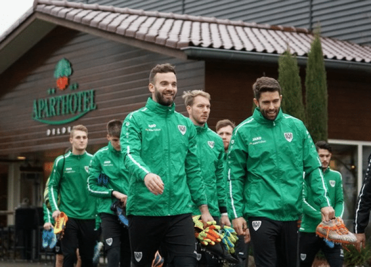 Fußballteam vor Apart Hotel