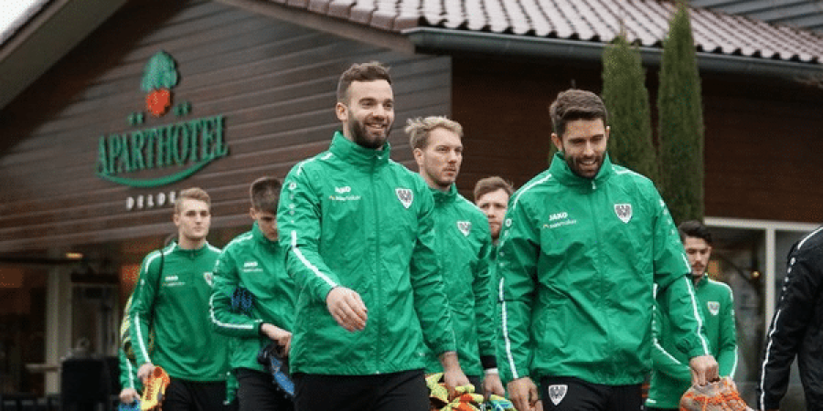 Fußballteam vor Apart Hotel