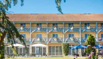jufa-hotel-vulkanland-gnas-balkone-ueberblick-scaled.jpg