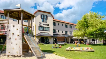 kletterturm-am-jufa-hotel-lipizzanerheimat-2-scaled.jpg