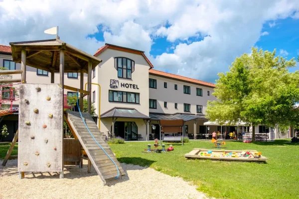 kletterturm-am-jufa-hotel-lipizzanerheimat-2-scaled.jpg