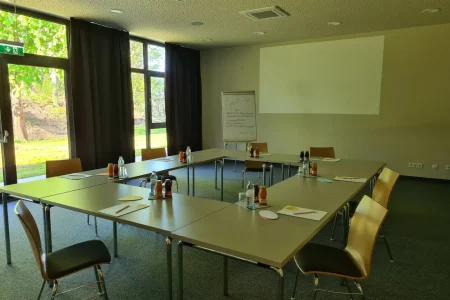 sporthalle-eventhalle-seminarraum-jufa-hotel-lipizzanerheimat-bettina-hartmann-scaled.jpg