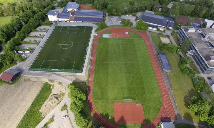 Moderner Sportplatz beim Fussball Trainingslager Allgaeu