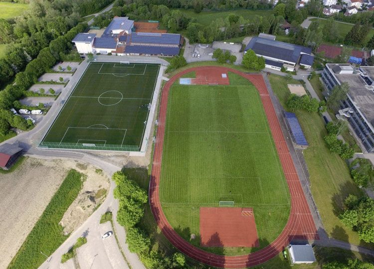 Moderner Sportplatz beim Fussball Trainingslager Allgaeu