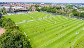 Es liegen zwei top gepflegte Rasenplätze im Trainingslager am Deister direkt nebeneinander