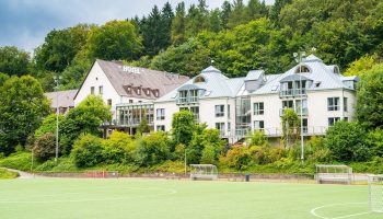 Die Atmosphäre mit mit dem Sportplatz, der Unterkunft und dem angrenzenden Waldgebiet ist einzigartig im Trainingslager am Deister