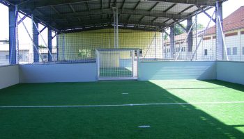 Indoor-Soccerhalle auf Kunstrasen beim Trainingslager am See