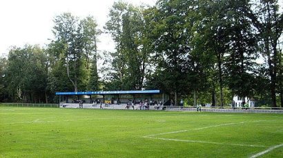 Schöner Rasenplatz Fussball Trainingslager an der Aller