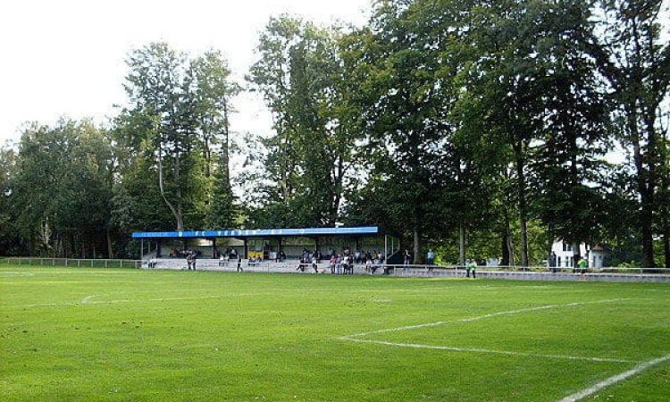 Schöner Rasenplatz Fussball Trainingslager an der Aller