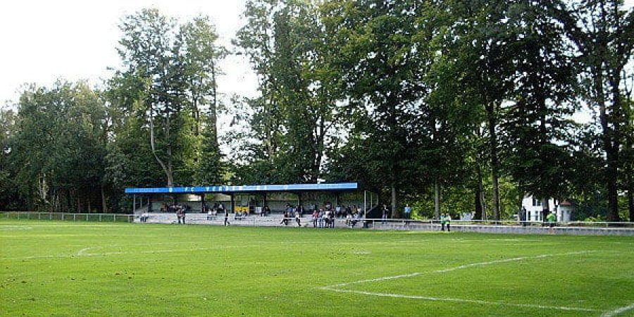 Schöner Rasenplatz Fussball Trainingslager an der Aller