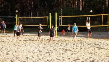 Mehrere Beachvolleyballfelder nebeneinander für ein abwechslungsreiches Rahmenprogramm beim Trainingslager an den drei Seen