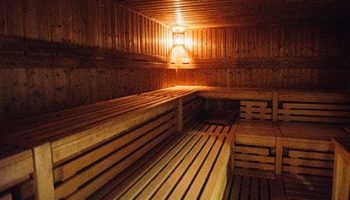 Moderne und große Sauna mit reichlich Platz