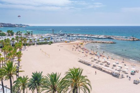 weitläufiger Strand auf Eurer Sportreise an der Costa Daurada