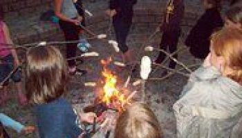 Es gibt eine Feuerstelle, um Stockbrot zu machen und den Abend ausklingen zu lassen beim Trainerlager an der Mecklenburgischen Seenplatte