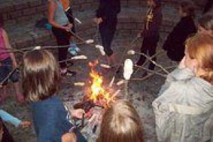 Es gibt eine Feuerstelle, um Stockbrot zu machen und den Abend ausklingen zu lassen beim Trainerlager an der Mecklenburgischen Seenplatte