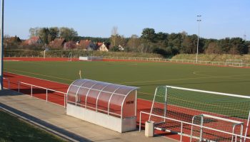 Großes Stadion mit Tartanbahn und idyllischer Umgebung