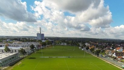 Tolles Trainingsgelaende mit vielen Rasenplaetzen beim Trainingslager Nuernberg