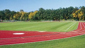 Toller Rasenplatz des Trainingslager Oberbayern mit Tartanbahn