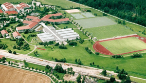 Luftbild des Trainingslager Oberbayern mit vielen Rasen und Kunstrasenplätzen