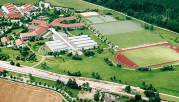 Luftbild des Trainingslager Oberbayern mit vielen Rasen und Kunstrasenplätzen