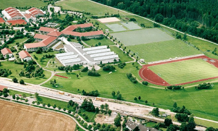 Luftbild des Trainingslager Oberbayern mit vielen Rasen und Kunstrasenplätzen