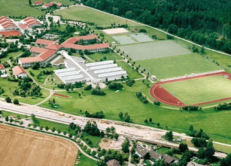 Luftbild des Trainingslager Oberbayern mit vielen Rasen und Kunstrasenplätzen