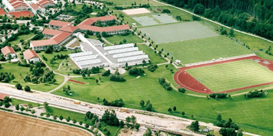 Luftbild des Trainingslager Oberbayern mit vielen Rasen und Kunstrasenplätzen