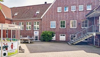 Vor der Unterkunft steht ein kleiner Soccer-Court mit mini Toren