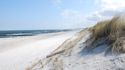 Die wunderschönen Dünen und feiner Strandstrand mit Blick auf das Meer